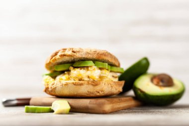 yumurta ve avokado sandviç