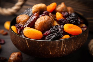 Kurutulmuş meyve karışımı