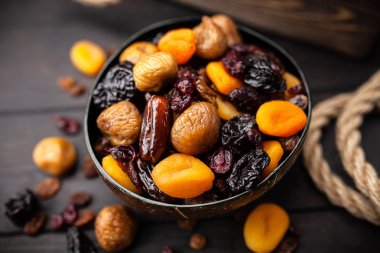 Kurutulmuş meyve karışımı