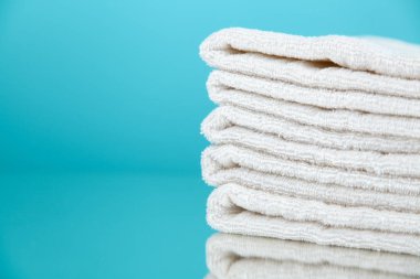 Beyaz havlu yığını.