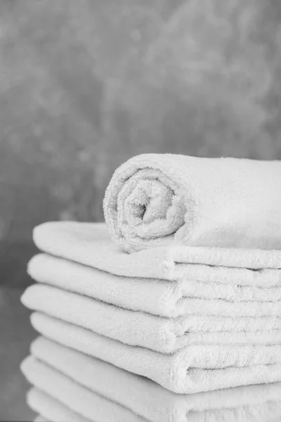 Stapel witte handdoeken — Stockfoto