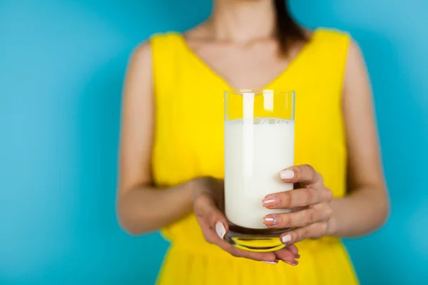 Woman holding a glass of milk — Stock Photo, Image