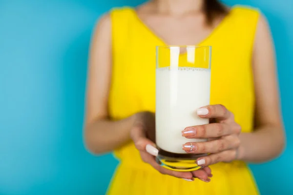 Woman holding a glass of milk — Stock Photo, Image