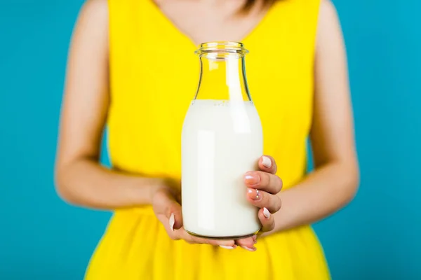 Mujer sosteniendo una botella de leche — Foto de Stock