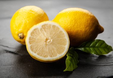 yeşil yaprakları ile taze limon
