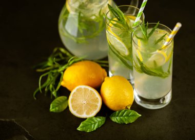 Tarhun limonata içmek