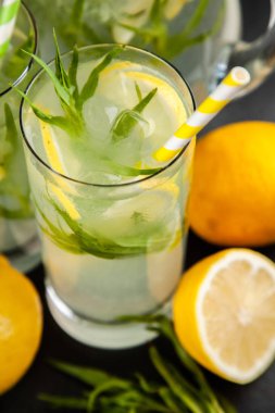 Tarhun limonata içmek