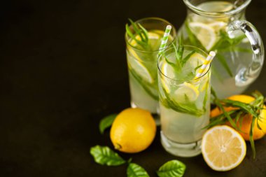 Tarhun limonata içmek