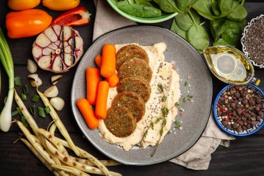 Falafel ve humus koyu arka plan üzerinde