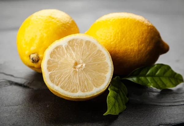 Limones frescos con hojas verdes — Foto de Stock