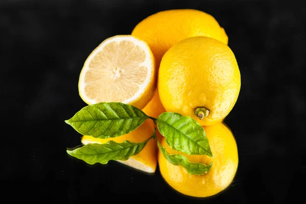 Friss citrom, zöld levelekkel — Stock Fotó