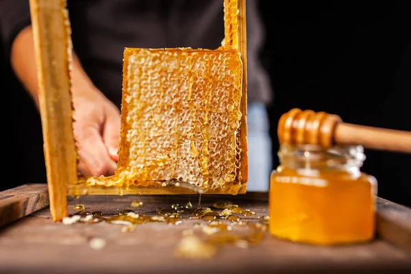 Honingraat in een houten frame — Stockfoto