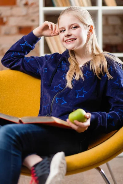 Tonårig flicka i ett bibliotek — Stockfoto