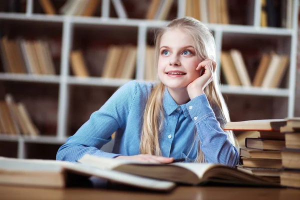 Adolescente em uma biblioteca — Fotografia de Stock