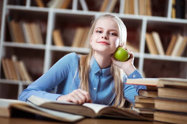 Adolescente en una biblioteca — Foto de Stock