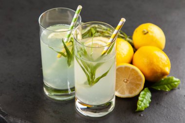 Tarhun limonata içmek