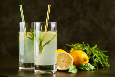 Tarhun limonata içmek