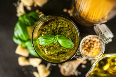 pesto sos bir kase