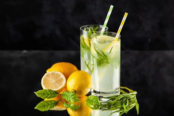 Tarhun limonata içmek — Stok fotoğraf