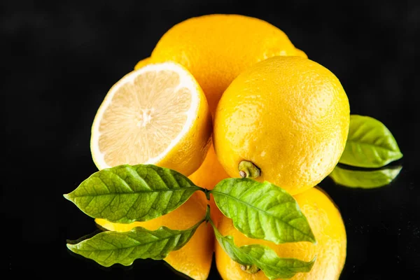 Friss citrom, zöld levelekkel — Stock Fotó