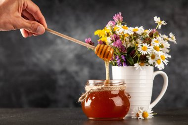 Bal kavanozu ve balık.