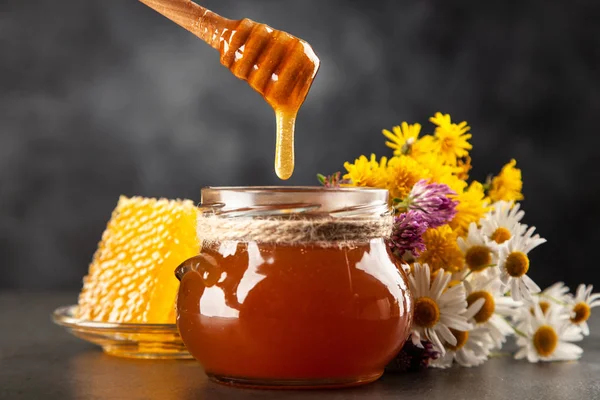 Honey jar and dipper — Stock Photo, Image