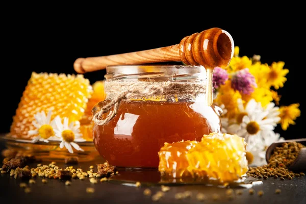 Honiggläser und Löffel — Stockfoto