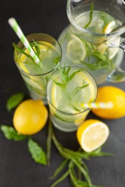 Tarhun limonata içmek