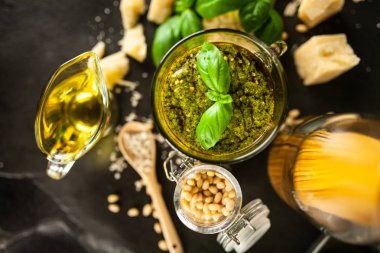 pesto sos bir kase