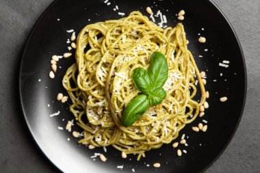 Pesto sos, karanlık arduvaz arka plan ile makarna