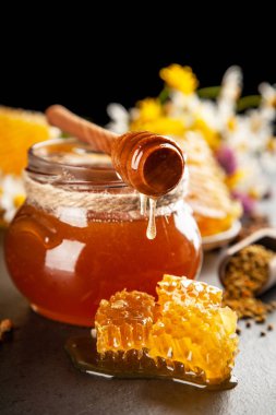 Bal kavanozu ve balık.