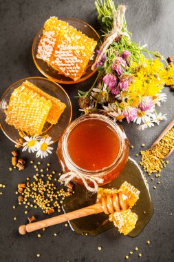 Bal kavanozu ve balık.