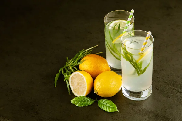 Tarhun limonata içmek