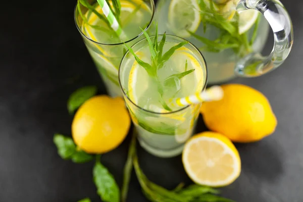 Estragon Limonade Getränk Auf Dunklem Hintergrund — Stockfoto