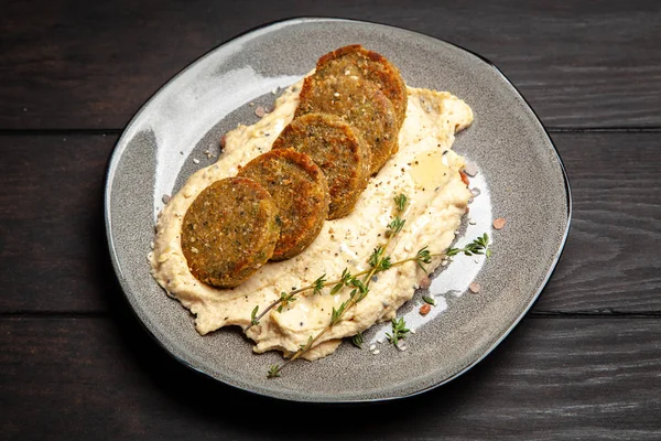 Falafel and hummus — Stock Photo, Image