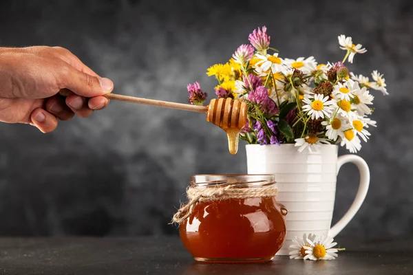 Bal kavanozu ve balık.