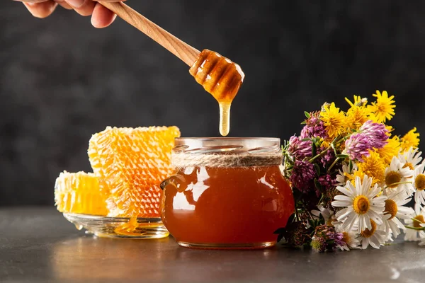 蜂蜜罐和酒壶 — 图库照片