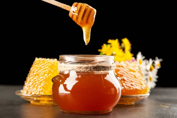 Tarro de miel y cazo — Foto de Stock