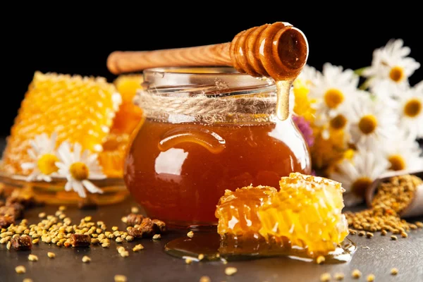 Honey jar and dipper — Stock Photo, Image