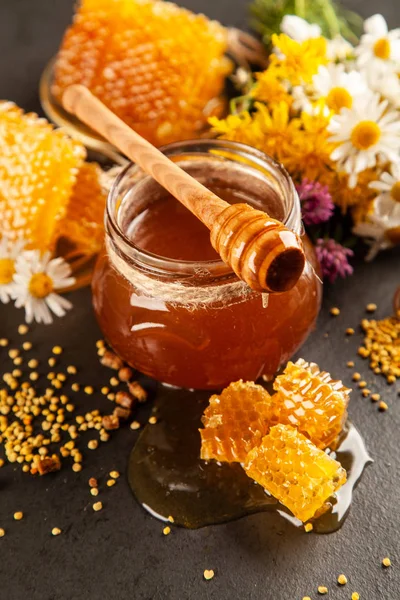 Honey jar and dipper — Stock Photo, Image