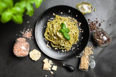 pesto soslu makarna