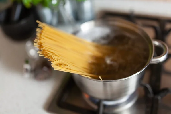 Matlaging av spagetti i en kanne – stockfoto