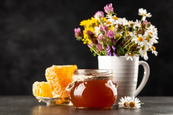 Honey jar and dipper — Stock Photo, Image
