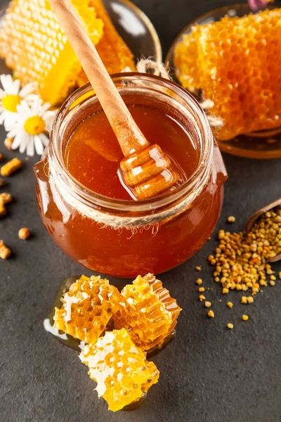 Honey jar and dipper — Stock Photo, Image