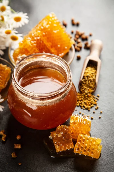 Honey jar and dipper — Stock Photo, Image