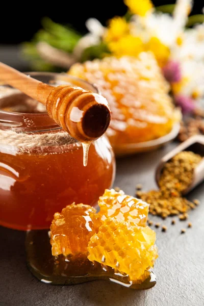 Tarro de miel y cazo — Foto de Stock