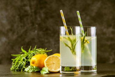 Tarhun limonata içmek