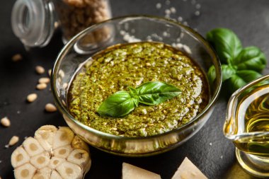 pesto sos bir kase