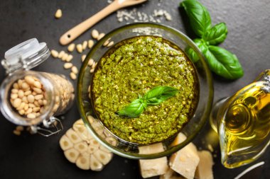 pesto sos bir kase