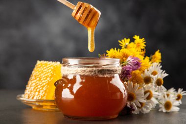 Bal kavanozu ve balık.